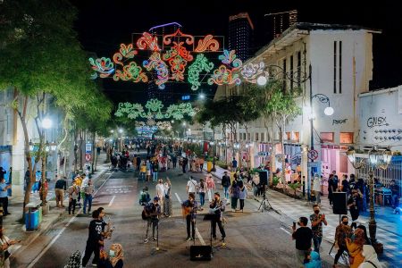 A vibrant Jalan Tunjungan at night